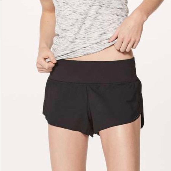 [SOLD] Black Lululemon Chase Me Short 2.5" - Picture 2 of 4